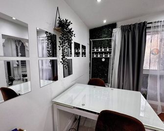 Modern One Bedroom Flat in Twickenham for Business Travelers - Twickenham - Dining room