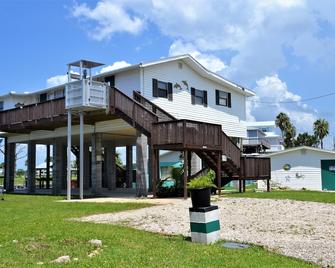 Beautiful 4 bedroom, 3 bath house on the main canal at Keaton Beach Florida. - Perry - Edificio