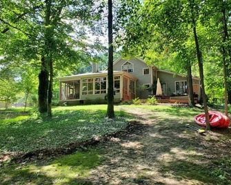 Private dock on Kentucky Lake, views of the water from every room in house - Benton - Building