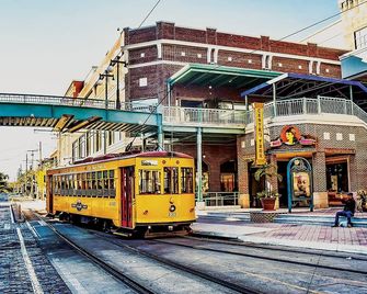 Charming Bungalow in Tampa - Tampa - Building