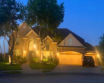 Amazing Rooms for Rent on the Golf Course with a Coffee Bar upstairs. - League City