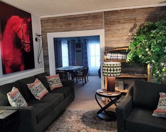 Red Boar Ridge- 3 Bedroom Farmhouse - Northwood - Sala de estar