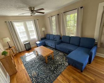 Midtown Magic- Back Unit- 10mins to Downtown - Columbus - Living room