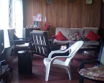 50 years old house and one acre property - Matale - Living room