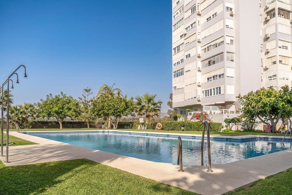 Awesome Apartment In Málaga - ملقة - حوض السباحة