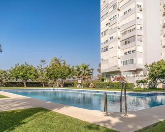 Awesome Apartment In Málaga - ملقة - حوض السباحة
