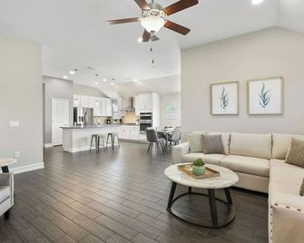 TCH - Spacious 4bd/2ba home in Celina w/ Workspace - Celina - Living room