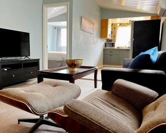 Idyllic 1br Apt In Ocean Beach - San Diego - Living room