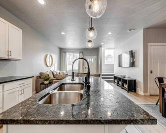 Upscale Bluffdale Townhome w/2 Car Garage - Bluffdale - Kitchen