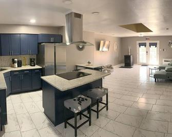 Charming 2-bedroom townhome with AC Units, WiFi in delightful New Orleans - New Orleans