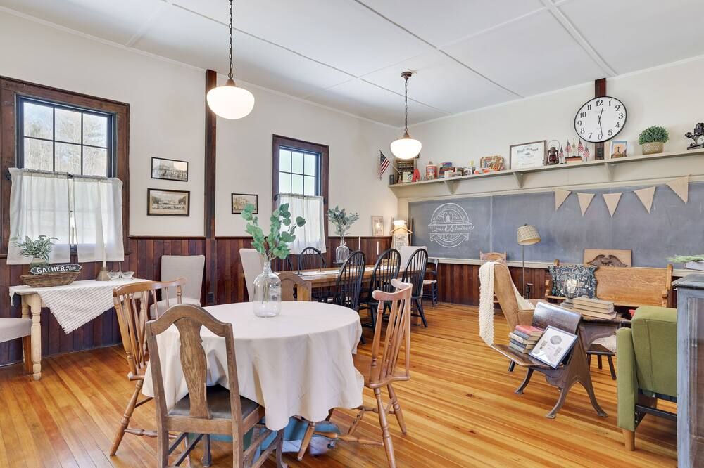 Vintage & Cozy Restored One room Uswick Schoolhouse - Near Lake Wallenpaupack
