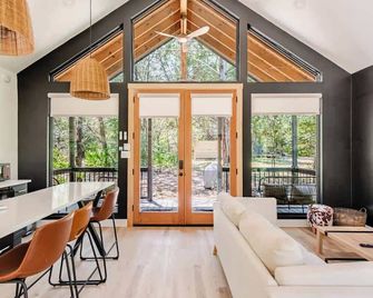 Relaxing Modern stay on a Ranch - Cedar Creek