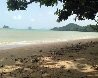 Pasai Beach Lodge - Ko Yao Noi - Beach