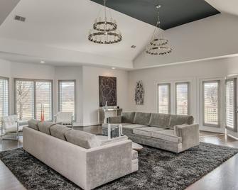 Reunion Stay - Franklin - Living room