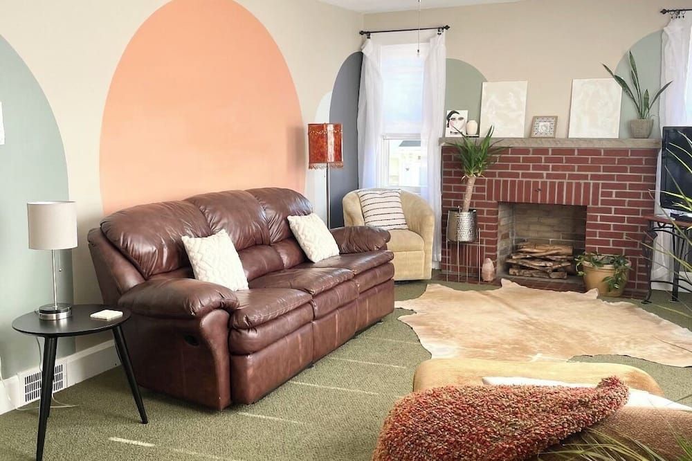 Private 2 Bedroom Apt with bike storage 1 mile to the GAP and C&O Canal / - Cumberland - Wohnzimmer