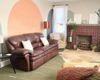 Private 2 Bedroom Apt with bike storage 1 mile to the GAP and C&O Canal / - Cumberland - Huiskamer