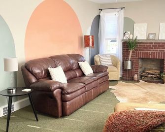 Private 2 Bedroom Apt with bike storage 1 mile to the GAP and C&O Canal / - Cumberland - Wohnzimmer