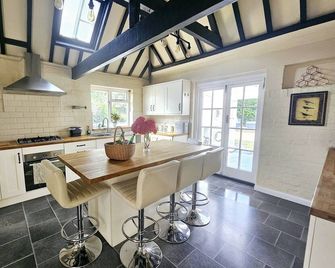 Queen Anne Cottage - Guildford