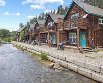 Riverfront! 'River Retreat Cabin #4' In Town, Pet Friendly, Wifi - Red River - Building