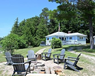 Ideal Location @ The Narrows On South Lake Leelanau W/Dock. perfect Sunsets - Lake Leelanau - Patio