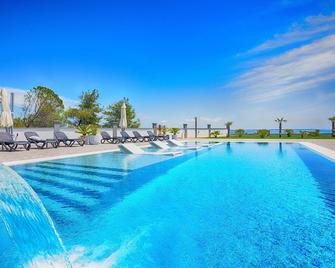 Apartments Basic - Isla Vir - Piscina