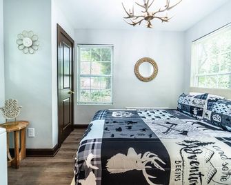 Charming 2-bedroom cabin close to Uptown Charlotte! - Charlotte - Bedroom