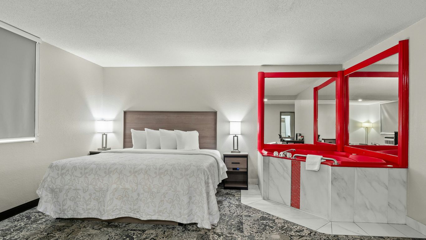 Red Roof Plus Belleville