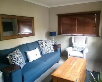 Welcome Home Cottages - Pietermaritzburg - Living room