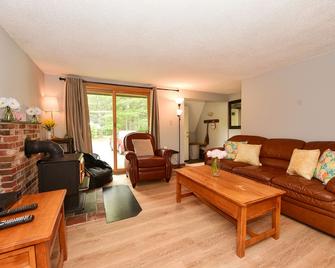 Stay at One of the Most Convenient Locations in North Conway, NH! - North Conway - Living room