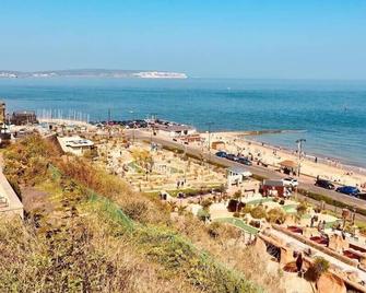 A beautiful three bed town house on Shanklin Esplanade with 15% off ferry travel - Shanklin - Beach