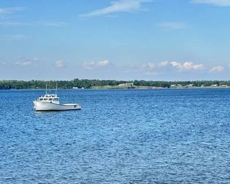 Serene Cove Retreat Green Cottage-overseeing beautiful Montague River and and peaceful harbor - Montague - Edificio