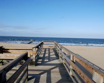 Historic Beach Side Getaway - Pet Friendly, Wi-Fi, Just Steps to the Beach - Norfolk - Playa