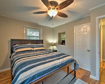 Charlotte Area Home with Patio - 6 Miles to Downtown - Charlotte - Living room