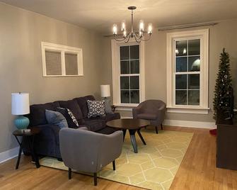 The Davis Historic Home - Eau Claire - Living room