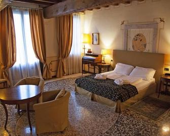 Hotel Villa Policreti - Aviano - Schlafzimmer