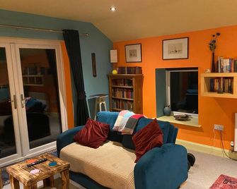 Cosy and Stylish Cottage in Thornhill - Thornhill - Living room