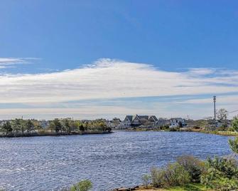 Newly renovated home with great views of Twilight lake. - Bay Head