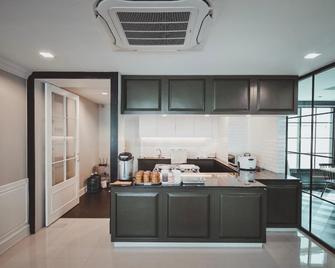 Ava Hotel - Пітсанулок - Кухня