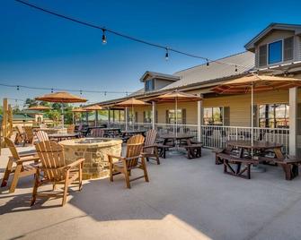 Lake Conroe Vacation | 5 Pools + 18-Hole Mini Golf - Conroe - Patio