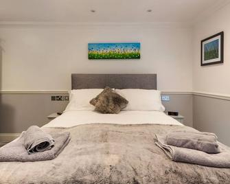 3 South Beach Court - Cosy Seafront Apartment - Tenby - Bedroom