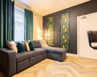 Violet Suite Apartments - Londonderry - Living room