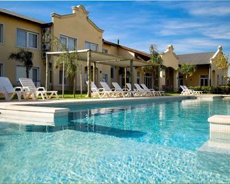 Howard Johnson by Wyndham Trenque Lauquen - Trenque Lauquen - Piscina