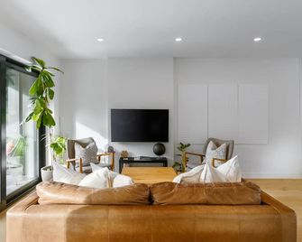 2br, Views, Spacious, Luxury, New Home - วิสต์เลอ - ห้องนั่งเล่น