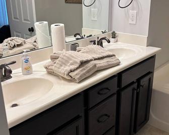 Amazing New Luxury 2 Bdrm Townhome Pool South Charlotte in heart of Ballantyne - Charlotte