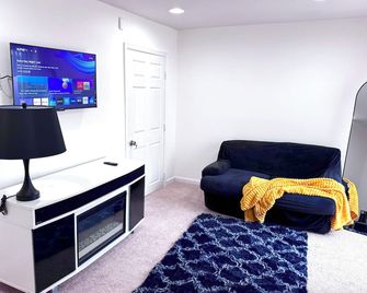 Cozy Private Suite Gated Entry, Driveway Parking & Quiet Stay - Glen Burnie - Sala de estar