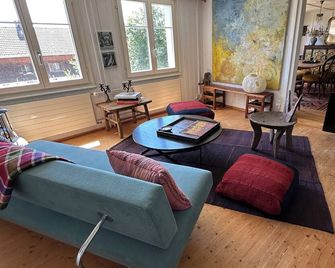 Stylish vacations in the countryside with your pet - Weinfelden - Living room