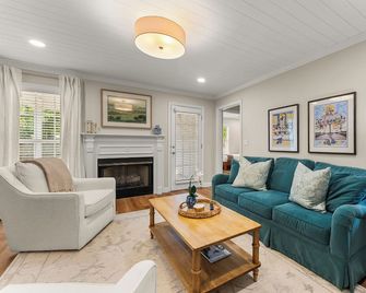 3br/2ba Bluesbird Cottage • Fire Pit • Near Dsu - Cleveland - Living room