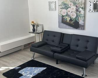 Studio Apt with kitchen,Living room, bathroom & bedroom, near Griffith hospital - Ansonia - Living room