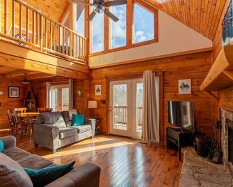 New River Retreat - Walk down to the river, fire pit! - Boone - Living room