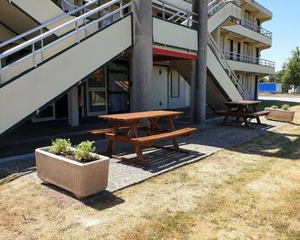 Premiere Classe Limoges Nord - Limoges - Patio